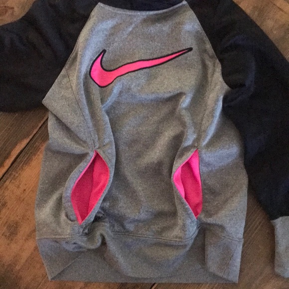 Little girls size Sm Nike therma-fit sweatshirt - Picture 4 of 6